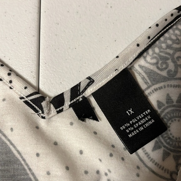 Black and White Patterned Women's Top. Sz 1x - Picture 3 of 7